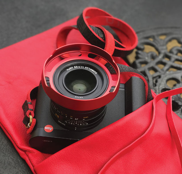 The ventilated lens shade I designed for the Leica Q is now available in Black Paint, RED and Silver from my website. As you can easily see in this picture, the ventilated shade sits on the outside of the lens (like the original) and leave space to easily change filters on the lens' filter thread. In the picture is the red calfskin camera pouch from Tie Her Up and a strap from @ybputro.