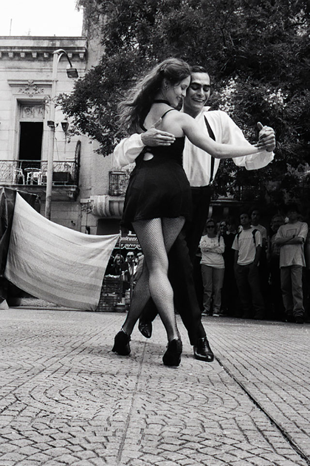 Paul Ickovic (1944) emigrated from England to the US when he was 13. He was an assistant to Henri Cartier-Bresson. Using a Leica, one lens and black and white film, he has traveled the world. 