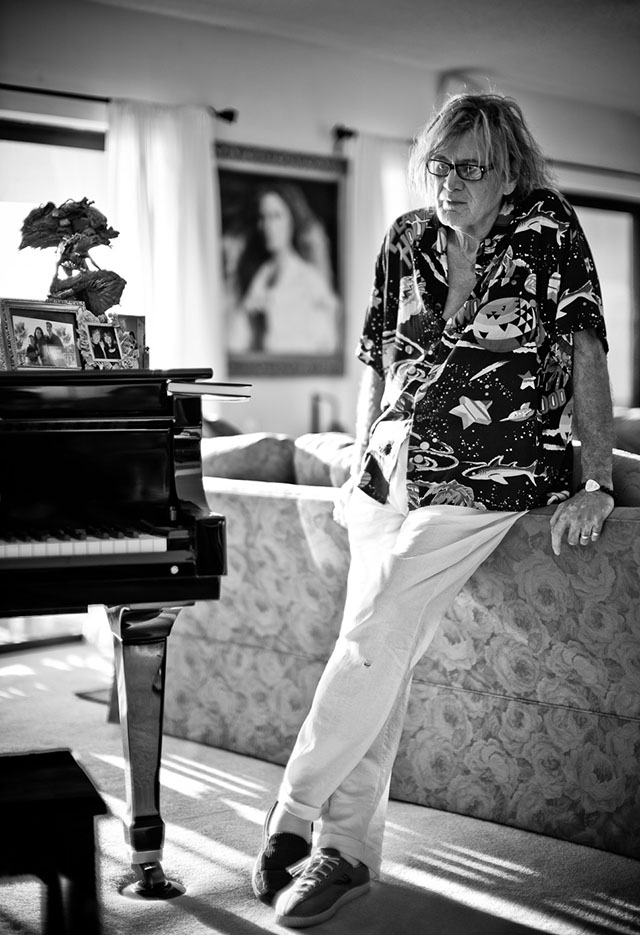 Portrait artist Dick Zimmerman in his studio. Leica 50mm Noctilux-M ASPH f/0.95. © Thorsten Overgaard. 