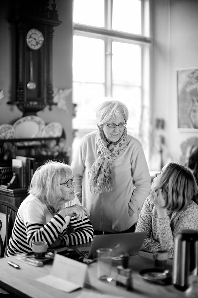 Meeting in the kitchen in 2016: Jytte with Robin Isabella and Robin's American tutor Terry Garcia. 