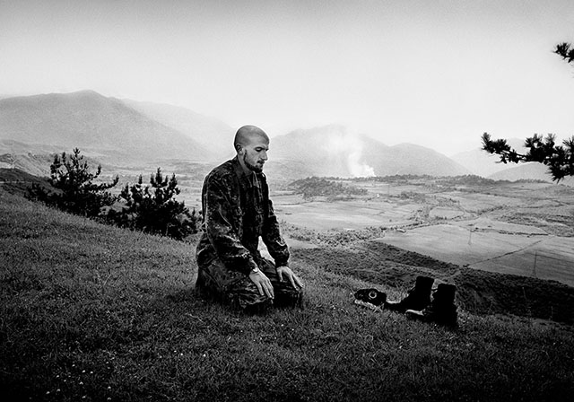 Imam praying on Balkan 1999 by Jan Grarup (World Press Photo winner, 2004). "I have taken thousands of pictures with the Leica M6. Many of my most iconic photographs are made with the Leica M6 or Leica M4-P". Jan Grarup (born 1968) tells. Most of his Leica M6 and Leica M4-P were shot on Ilford XP2 plus, a BW film developed in C-41 process. 