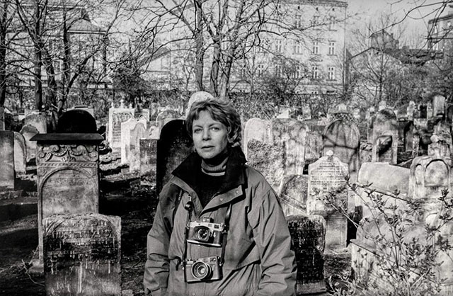 Jill Freedman (1939-2019) was an American documentary photographer. Here she is seen in Poland in 1993.