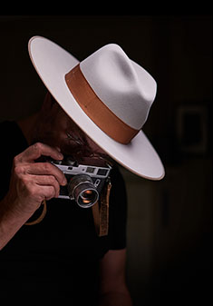 Thorsten Overgaard reviews the Leica M11 digital rangefinder and provides real-world user report. Here with his Leica M4. 