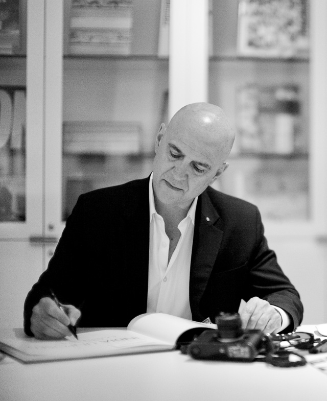 Craig Semetko (born 1961) is an L.A.-based Leica photographer known for his oftentimes humerous take on life. Here he is signing his book at the Leica Gallery in Los Angeles in 2014. © Thorsten Overgaard. 