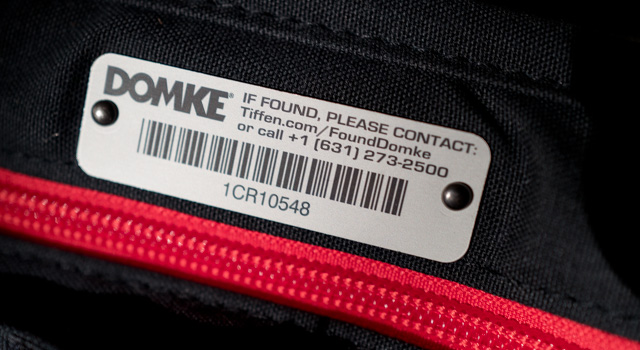 A genius little detail on the DOMKE bag is the bar-code on this metal tag and suggesting you to call or report if you find this bag.
