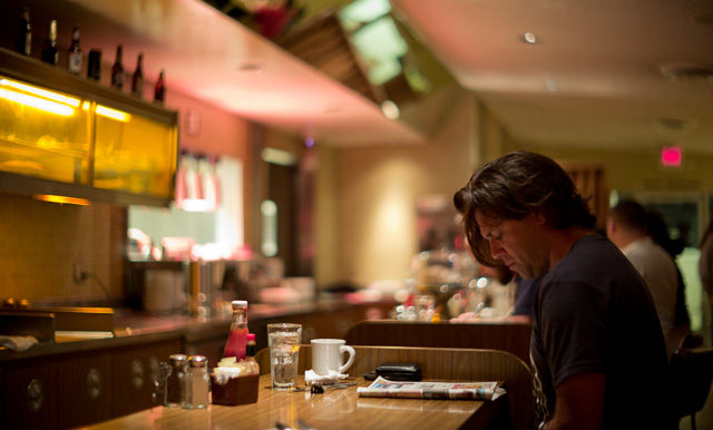 Diner 101 in Los Angeles. Leica M-D 262 with Leica 50mm Noctilux-M ASPH f/1.2 (1966). © Thorsten Overgaard.