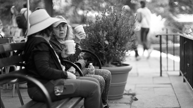 Catching up on the gossip. Leica SL3 with Leica 50mm Noctilux-M ASPH f/0.95. © Thorsten Overgaard.