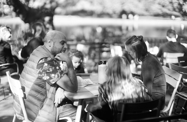 Family lunch in Central Park. Leica SL3 with Leica 50mm Noctilux-M ASPH f/0.95. © Thorsten Overgaard.