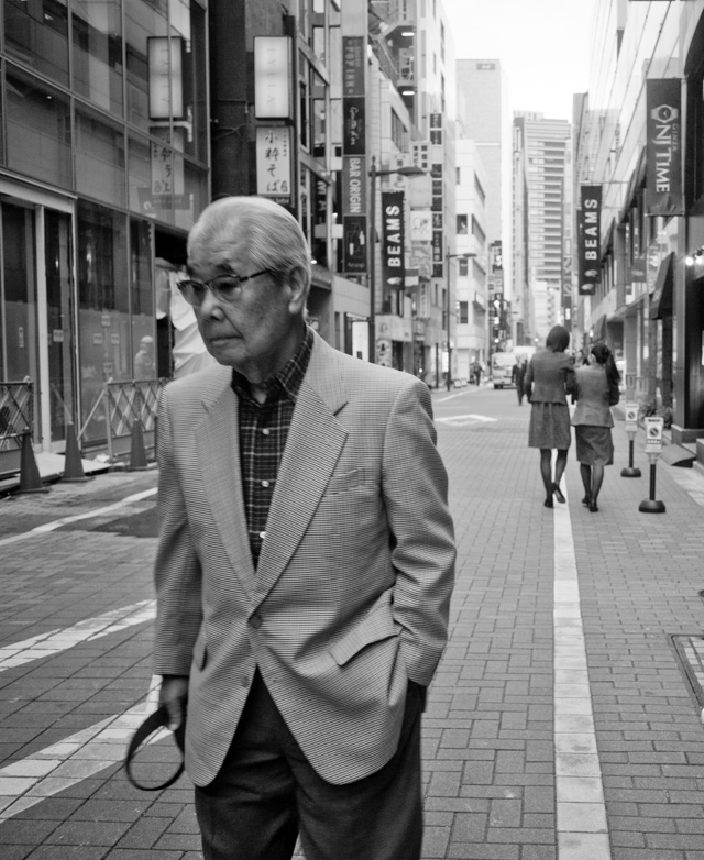 Working with the Leica 28mm Summaron-M f/5.6 in Tokyo. I was surprised that the f/5.6 gave me motion blur, even at 1600 ISO. It's a lens for sunshine days. Leica M-D 262. © 2016 Thorsten Overgaard.