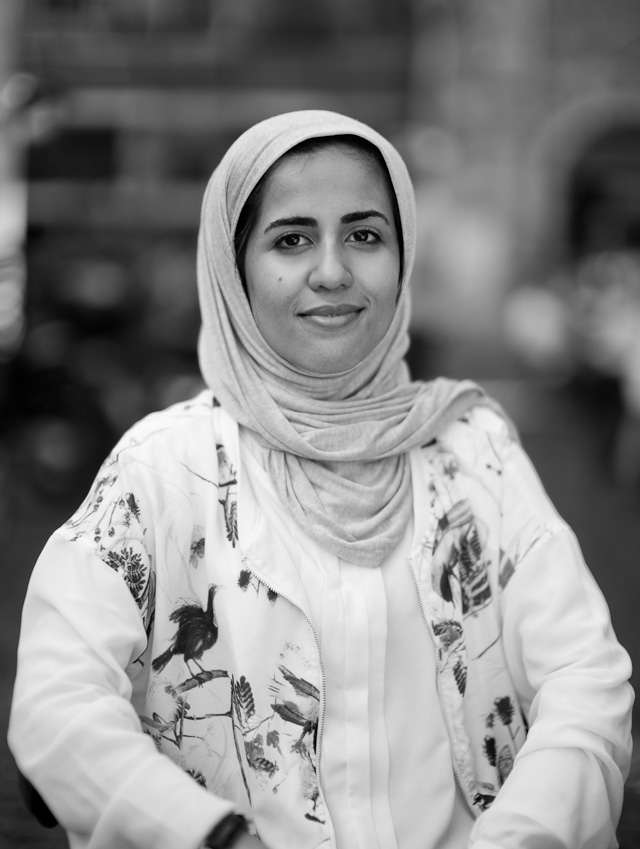 Street portrait in Rome of a woman from Kingdom of Bahrain. Leica M 240 with Leica 50mm Noctilux-M ASPH f/0.95. © 2014-2016 Thorsten Overgaard. 