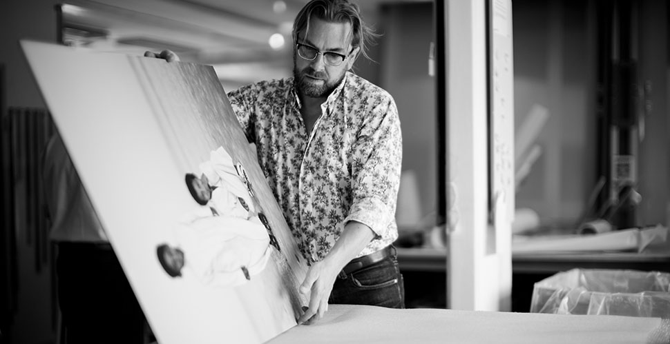 Thorsten von Overgaard signing the print "Qatar Boys" for a collector in Zurich. © 2013-2019 Thorsten Overgaard.