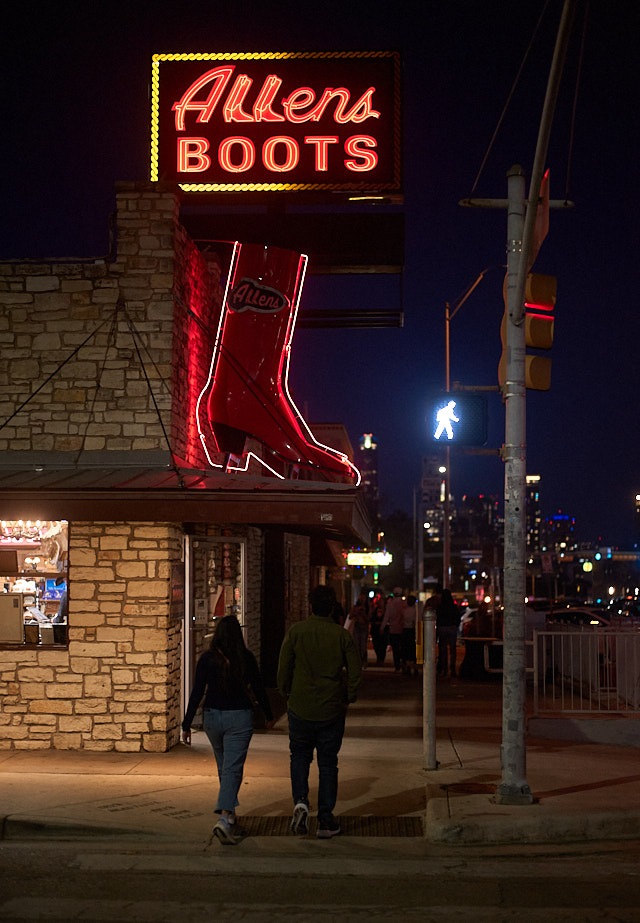 Night on music street in Austin. Leica M10-D with Leica 50mm Summilux-M ASPH f/1.4 BC. © Thorsten Overgaard.