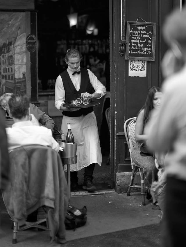 Busy days in the famous La Palette cafe on Rue de Seine. Leica SL2 with Leica 50mm Noctilux-M ASPH f/0.95. © Thorsten Overgaard. 