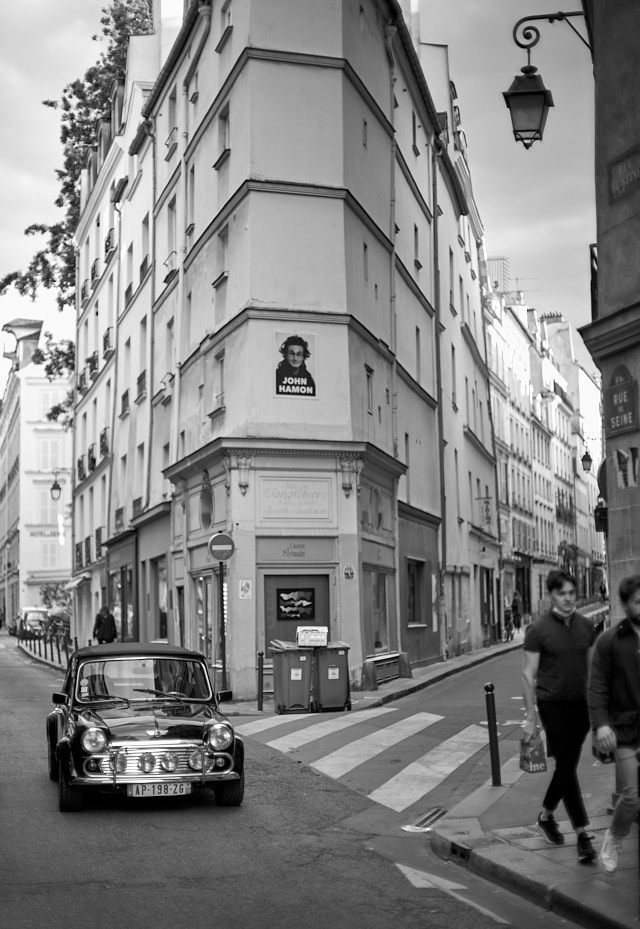Rue de l'Echaude in Paris. Leica SL2 with Leica 50mm Noctilux-M ASPH f/0.95. © Thorsten Overgaard. 
