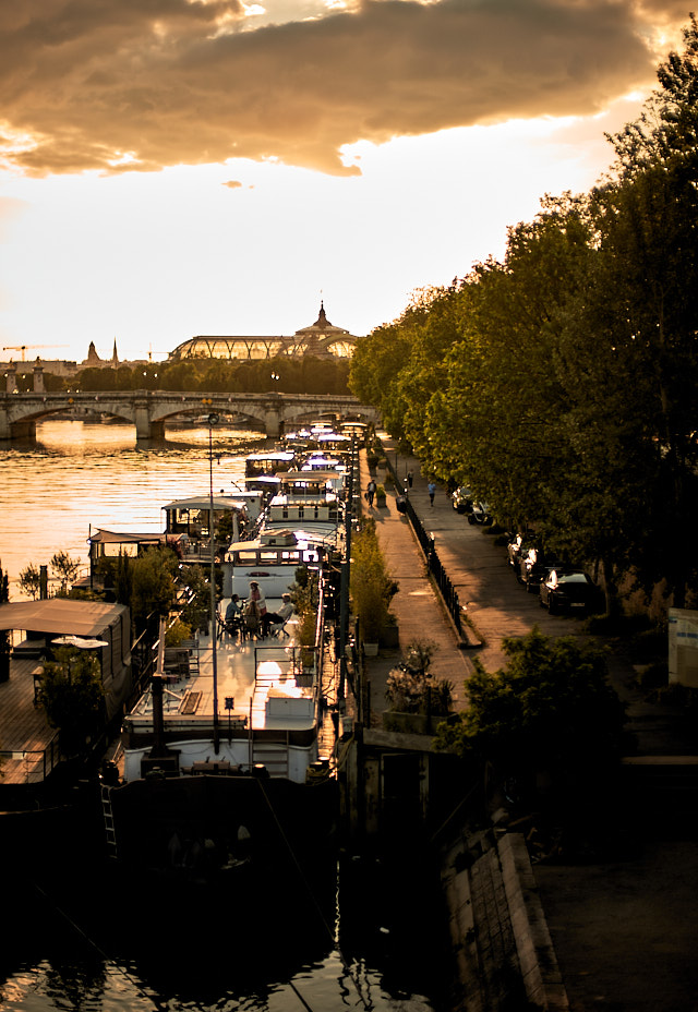 Paris sunset. A view down at the houseboats from the Passerelle Léopold-Sédar-Senghor bridge with the Grand Palais in the background. Leica SL2 with Leica 50mm Summilux-M ASPH f/1.4 BC © Thorsten Overgaard. 