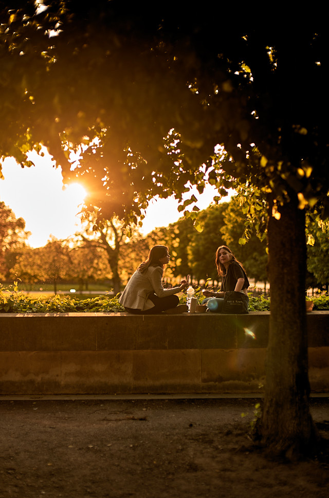 Picnic in Paris. Leica SL2 with Leica 50mm Noctilux-M ASPH f/0.95. © Thorsten Overgaard. 