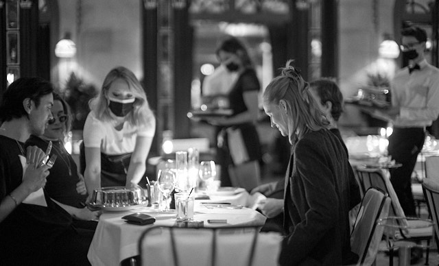 Busy days in the famous La Palette cafe on Rue de Seine. Leica SL2 with Leica 50mm Noctilux-M ASPH f/0.95. © Thorsten Overgaard. 