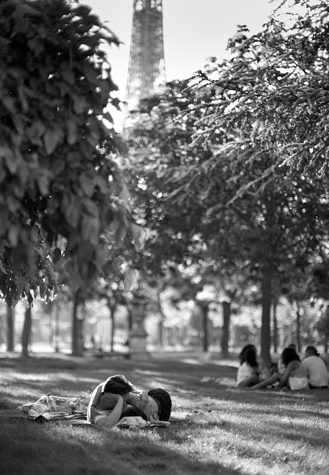 Love under the Eiffel Tower in Paris. Leica SL2 with Leica 50mm Noctilux-M ASPH f/0.95. © Thorsten Overgaard.