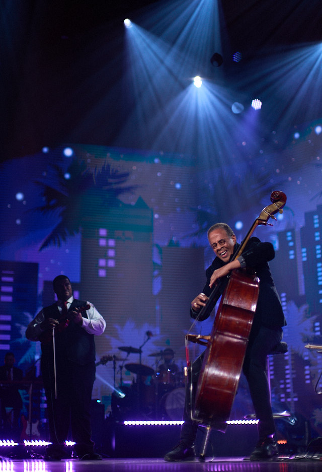 Stanley Clarke performing. Leica SL3 with Leica 50mm Noctilux-M ASPH f/0.95. © Thorsten Overgaard.