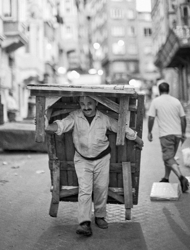 Cleaning up after market day in Istanbul. Turkish coffee. Leica SL2 with Leica 50mm Noctilux-M ASPH f/0.95. © Thorsten Overgaard. 
