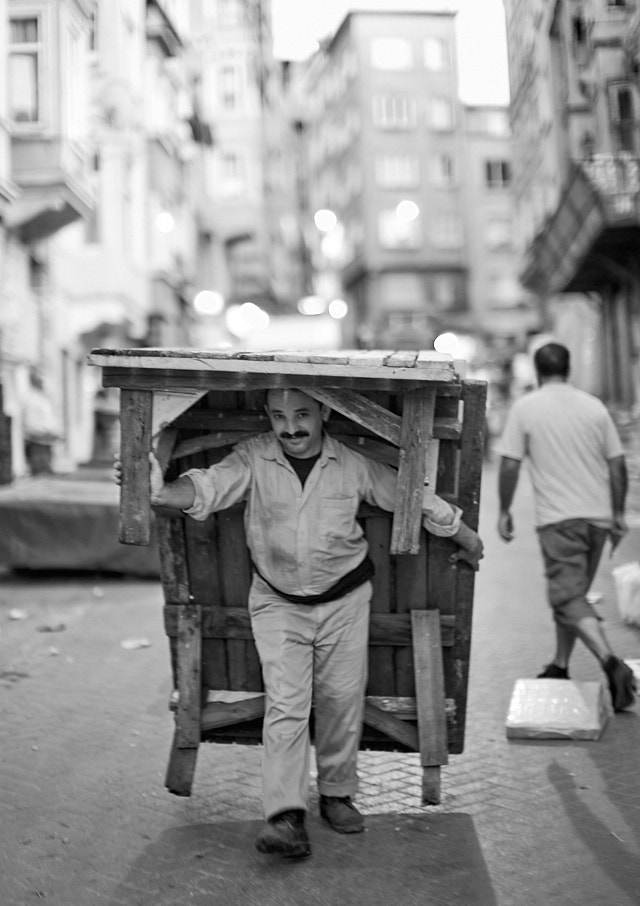 Market day at Kurdela Street in Istanbul. Leica SL2 with Leica 50mm Noctilux-M ASPH f/0.95. © Thorsten Overgaard. 
