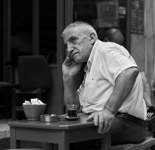 The owner of the cafe in Istanbul. Leica SL2 with Leica 50mm Summilux-M ASPH f/1.4. © Thorsten Overgaard. 