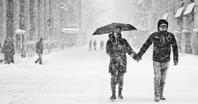 A couple having fun in the snow on 5th Avenue. Leica SL with Leica 50mm APO-Summicron-M ASPH f/2.0.© 2016 Thorsten von Overgaard.  