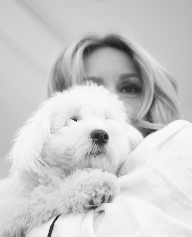 Layla with a cute dog at the hair saloon. Leica SL2 with Leica 50mm Elmarit-M collapsible. © Thorsten Overgaard.