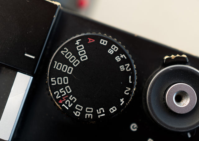 Shutter speed dial on a Leica M camera set to 1/1000 of a second.