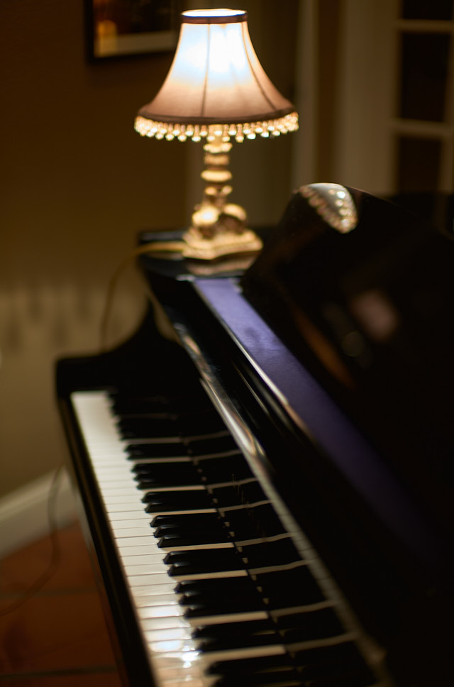 The new piano lamp. Leica SL2 with Leica 50mm Noctilux f/0.95. © Thorsten Overgaard.