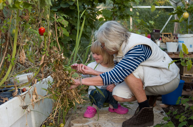 Robin Isabella von Overgaard and Jytte von Overgaard in the glasshouse, 2008. © Thorsten Overgaard. 