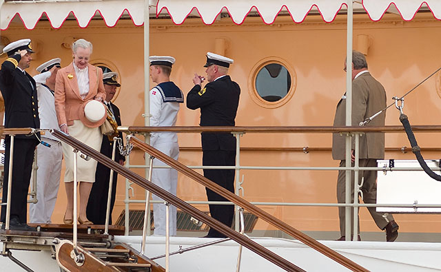 Queen Margrethe II of Denmark leavign the royal yatch Dannebrog. deica R9 DMR. © Thorsetn von Overgaard. 