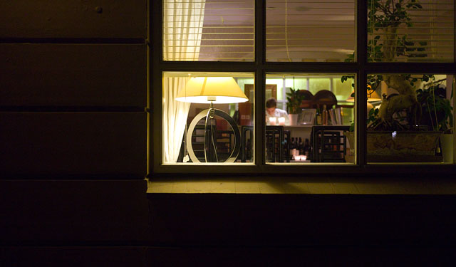 A view into a restaurant. Leica M9 at 1250 ISO, 1/30 second, 35mm Summicron-M f/2.0. (- 0.07 EV adjustment in Lightroom). And here is a 100% crop of the 18 MP file: