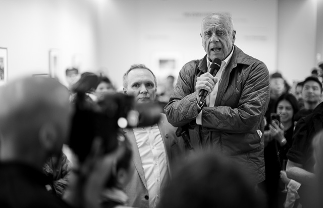 Ralph Gibson presenting the exhibition on behalf of his friend Bruce Davidson (who couldn't be there in person). Leica M11-P with Leica 50mm Noctilux-M ASPH f/0.95. © Thorsten Overgaard.