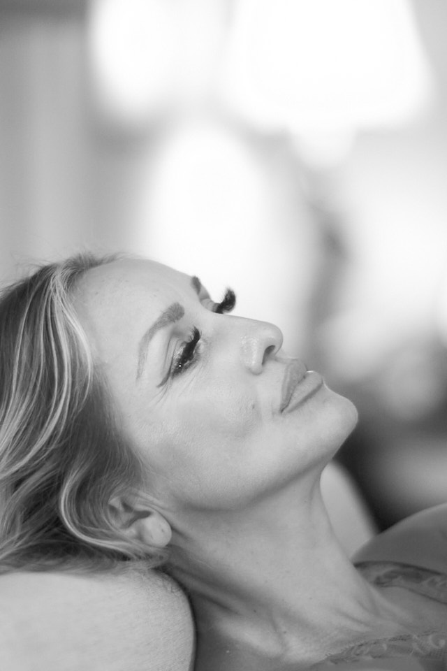 Layla Bego. Leica R9 DMR with Leica 80mm Summilux-R f/1.4 . © Thorsten Overgaard.