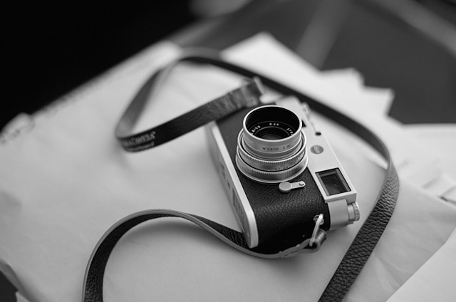 So elegant it looks, the Leica M11 on my desk (with a Leica 50mm Summicron-M f/2.8 Coppalsoble lens). Photographed with my Leica M Monochrom. © Thorsten Overgaard.