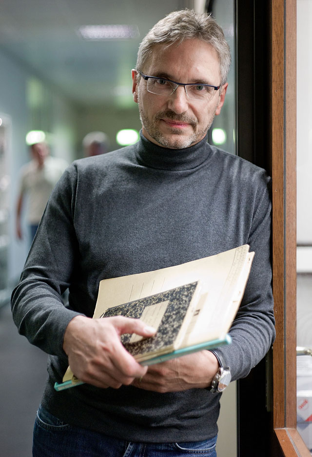 Peter Karbe at the factory in Solms, with an original notebook of Max Berek from 1930.  Photo by: © Thorsten Overgaard 2010-2017.