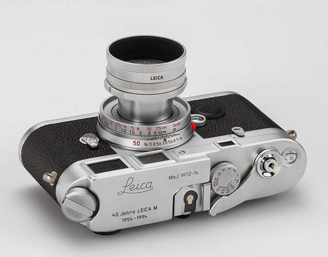 Leica M6J looks like a Leica M3, with the mechanics of the Leica M6 Classic, and the viewfinder framelines of the Leica M4. Photo from Coeln Cameras Vienna.