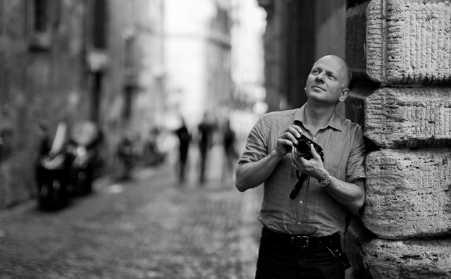 Mark Simenacz in the portrait session in the Overgaard Workshop in Rome. Leica TL2 with Leica 50mm Noctilux-M ASPH f/0.95. © 2017 Thorsten Overgaard.
