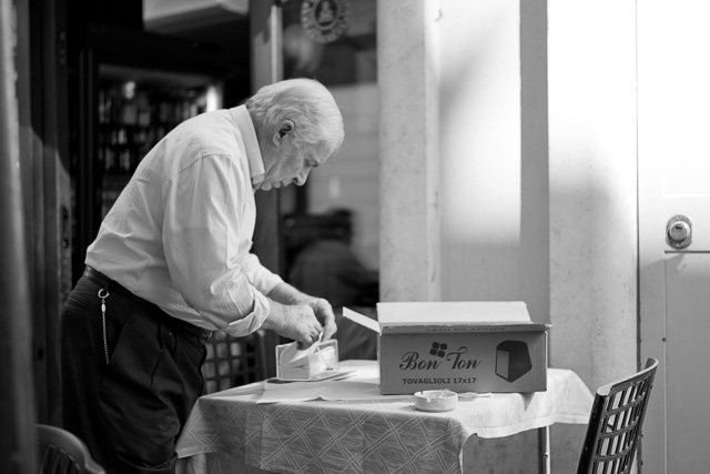 The owner of the small Bar della Vite cafe in Rome is out and about all day. Leica TL2 with Leica 35mm Summilux-TL ASPH f/1.4. © 2017 Thorsten Overgaard.