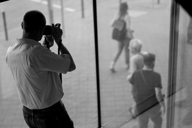 Sniping a photo of the workshop on their way to lunch. © 2017 Thorsten Overgaard