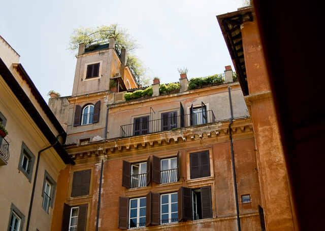 Piazza delle Coppelle in Rome. Leica TL2 with Leica 35mm Summilux-TL ASPH f/1.4. © 2017 Thorsten Overgaard.
