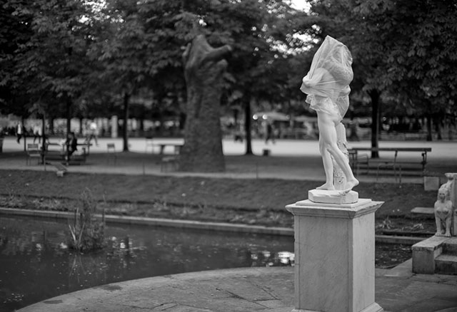 The latest Paris fashion is to dress the staues in plastic. Leica M10 with Leica 50mm Noctilux-M ASPH f/0.95. © 2017 Thorsten Overgaard. 