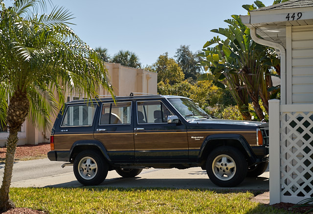 An old beauty in the parkway, the Jeep Cherokee XJ Wagoneer Limited 1989. Leica M11 with Leica 50mm APO-Summicron-M ASPH f/2.0. 64 ISO on 60MP DNG. © Thorsten Overgaard. 