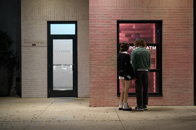Young lovers in front of the Cupcake ATM (it serves cupcakes, in the same way as a normal ATM serves money). Leica M11 with 50mm APO-Summicron-M ASPH f/2.0. © Thorsten Overgaard. 