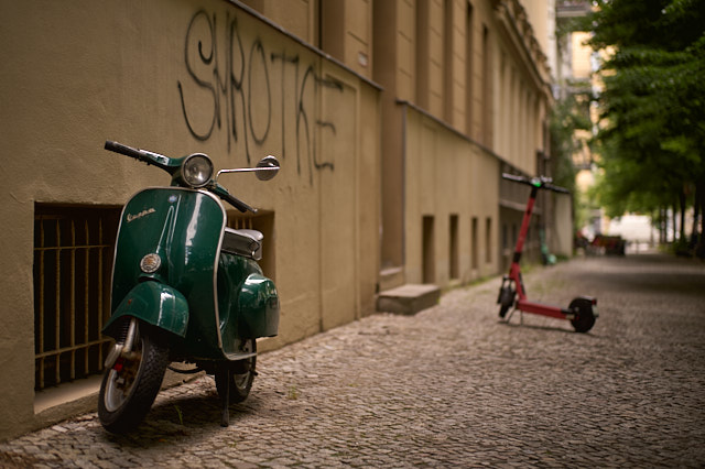 The colors of East Berlin. Leica M11 with Leica 50mm Summilux-M ASPH f/1.4 BC. © Thorsten Overgaard. 