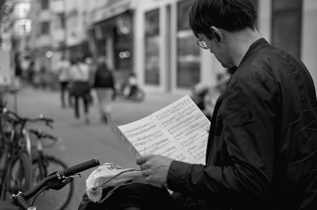 Reading node sheets on the street. Leica M11 with Leica 50mm Summilux ASPH f/1.4 BC. © Thorsten Overgaard. 