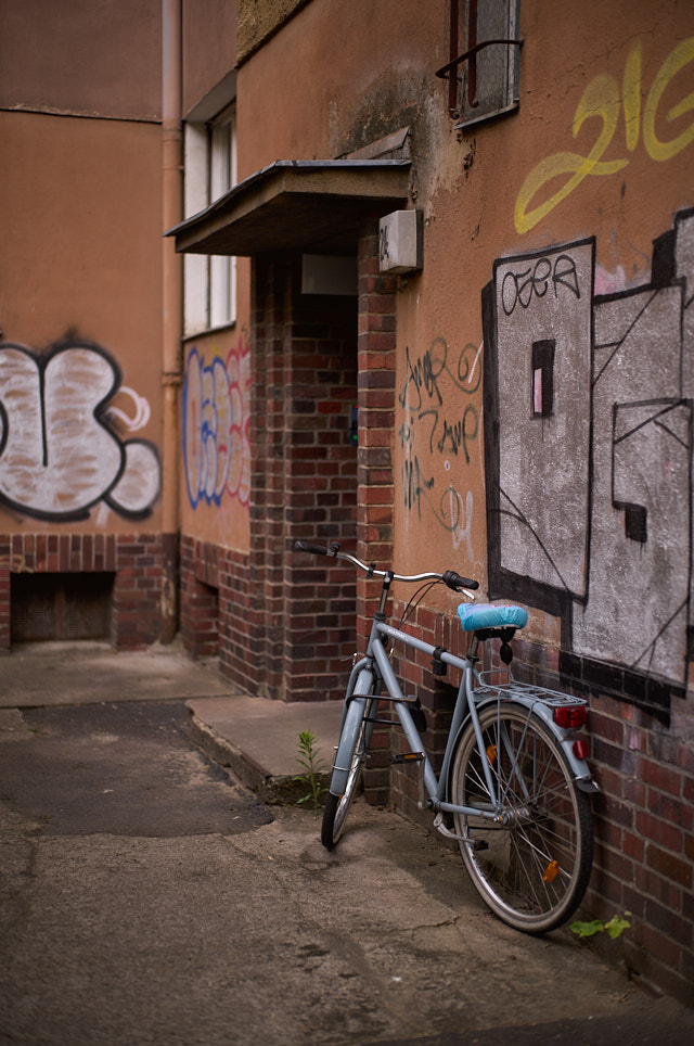 The colors of East Berlin. Leica M11 with Leica 50mm Summilux-M ASPH f/1.4 BC. © Thorsten Overgaard. 