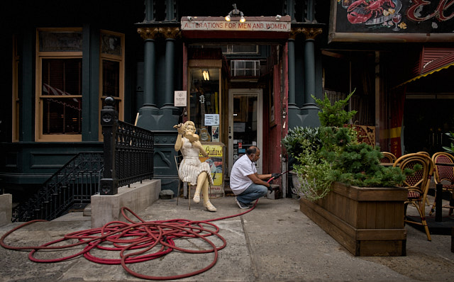 Marilyn Monroe and the gardener on W23th Street. Behind it all is an vintage guitar store that is well worth a visit if you are into guitars. Leica M11 with Leica 21mm Summilux-M ASPH f/1.4. © Thorsten Overgaard.