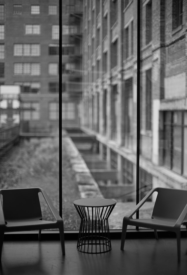 Old meets new in Atlanta. Leica M11 with Leica 50mm Noctilux-M ASPH f/0.95. © Thorsten Overgaard. 